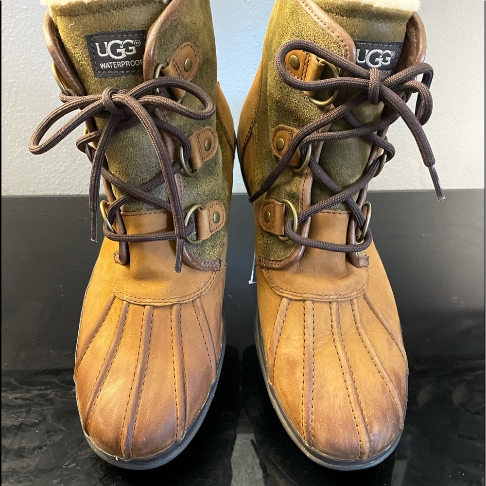 UGG Cecil 100799 Ankle Boots WMS SZ 7.5M.  Sheepskin Lining Rubber Outsole.